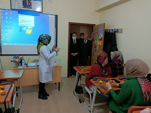 Kaymakamımız Abdulkadir ÇELİK, Dadaskent Halk Eğitim Merkezi'ni ziyaret etti.