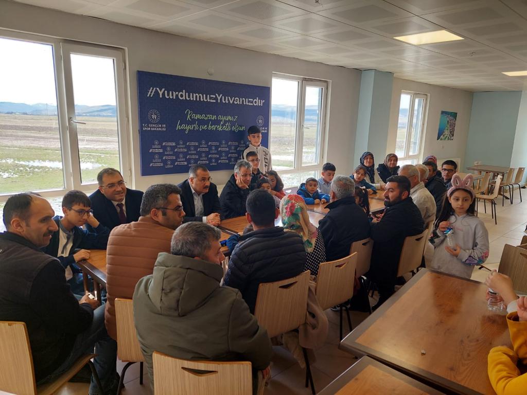 Vali Vekilimiz Murat Öztürk ve Kaymakamımız Abdulkadir Çelik, deprem bölgesinden gelen misafirlerimizle Ramazan Bayramlarını kutladılar.